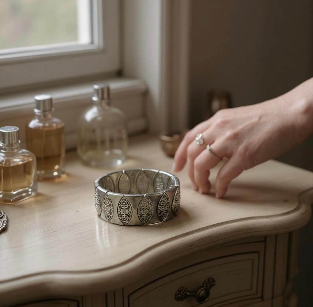 Stretchy wrist bracelet